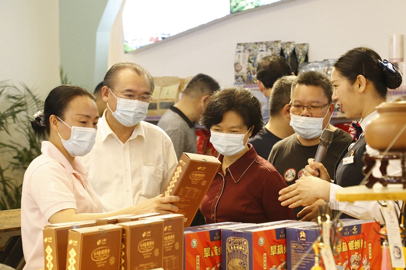 10.參觀那馬服務(wù)區(qū)扶貧產(chǎn)品展銷廳，此為廣西高速公路第一家扶貧產(chǎn)品展銷廳.JPG