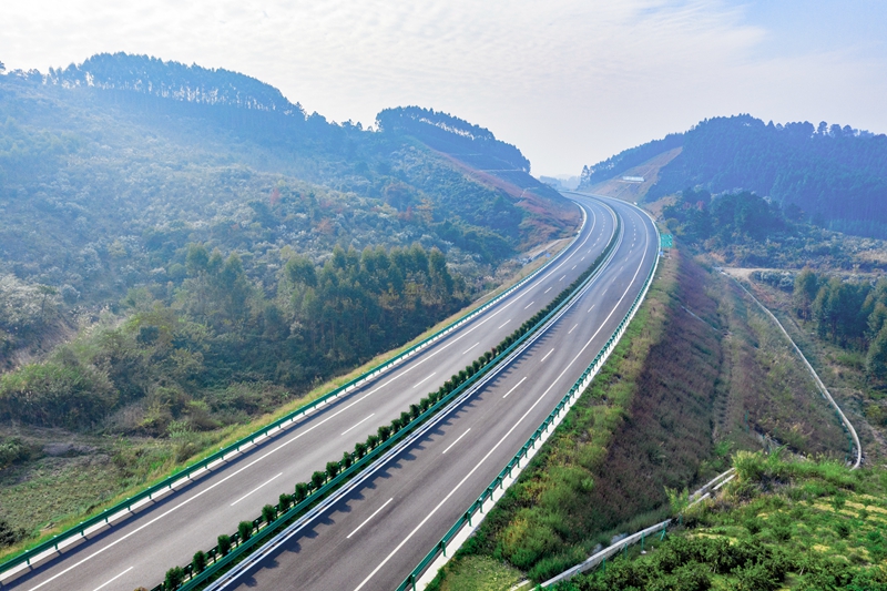 6.高速公路與群山相連，植被覆蓋率高，與原生態(tài)環(huán)境恢復(fù)有機(jī)結(jié)合.jpg