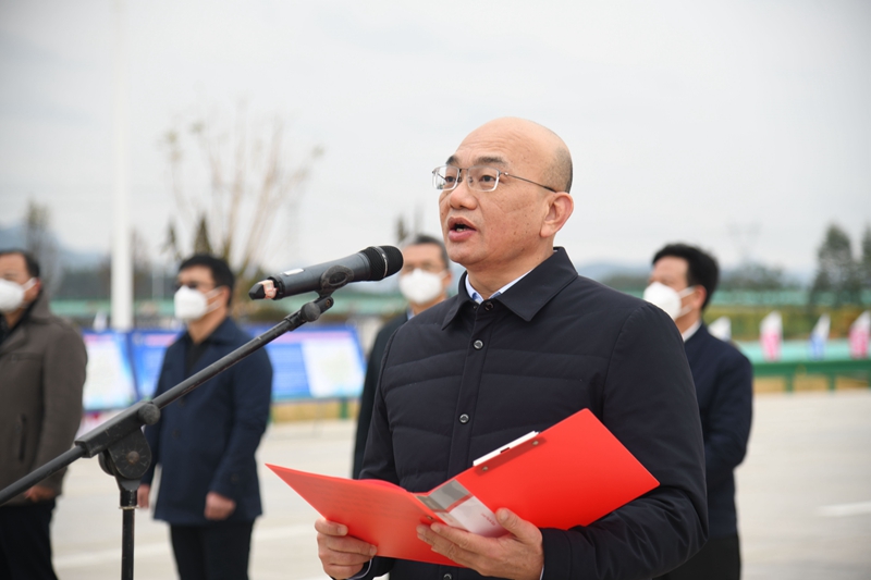 自治區(qū)交通運輸廳黨組成員、總工程師陳津維宣布通車.jpg