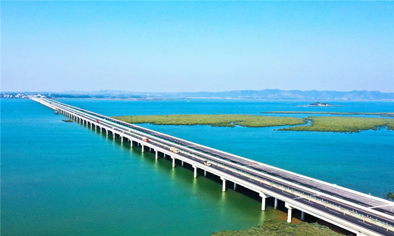 蘭州至?？诟咚俟窂V西欽州至北海段改擴建工程鐵山港跨海特大橋.jpg